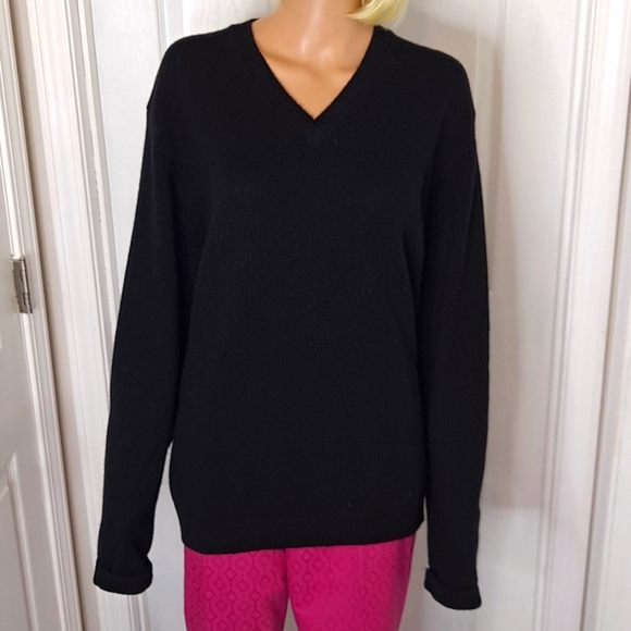 Brooks and Brothers V-Neck Extra Fine Italian Lambswool Long-Sleeve Sweater - Picture 2 of 6